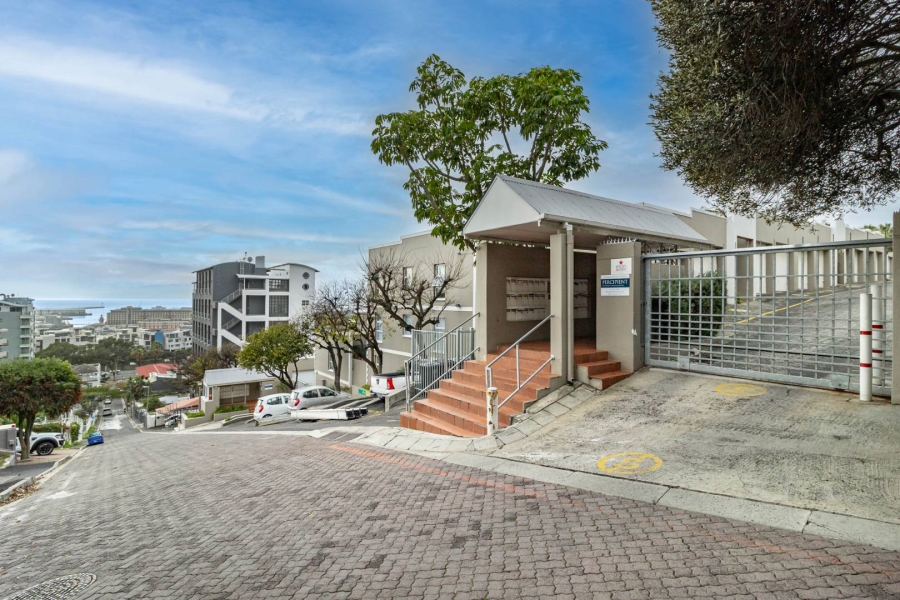 To Let 2 Bedroom Property for Rent in Green Point Western Cape
